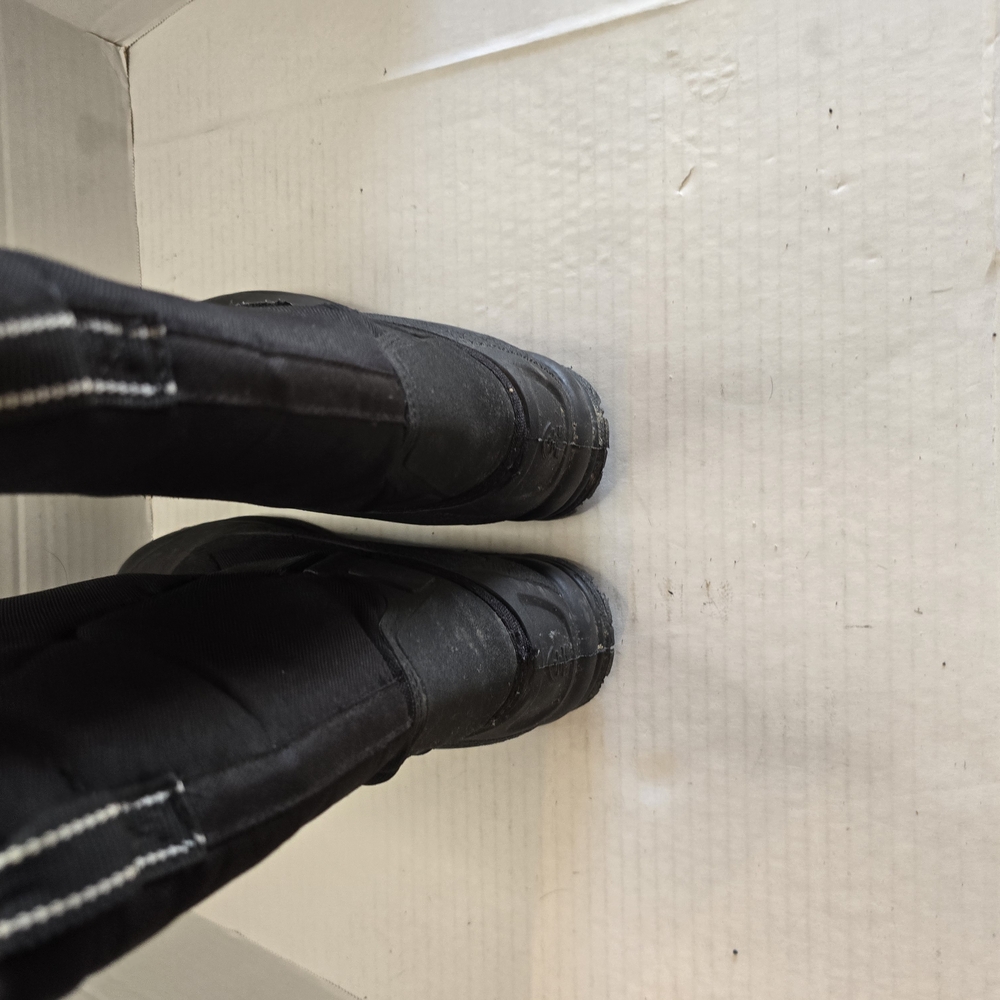 Black Winter Boots with Zipper Closure